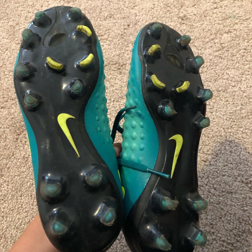 Nike soccer shoes - Picture 2 of 2